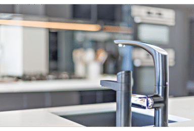 מערכת מים תת כיורית: סקירה מלאה על פתרון המים האלגנטי והקומפקטי למטבח הביתי